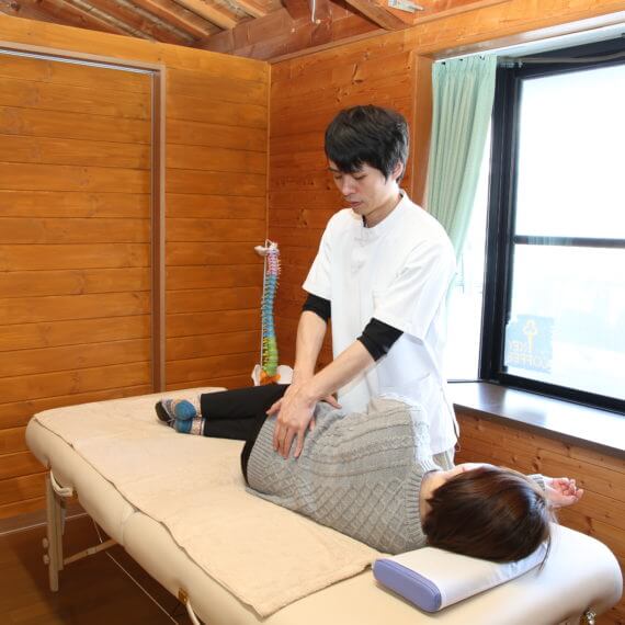仙腸関節に対する施術の様子