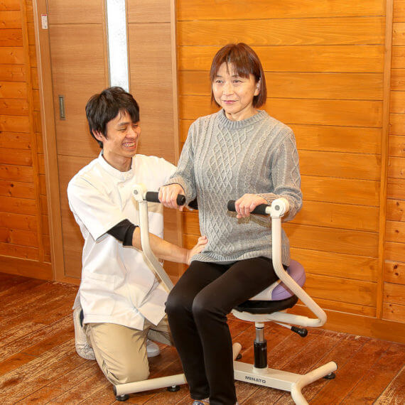 脊柱機能改善を目的としたフレックスチェアでの体操の様子