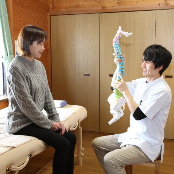 痛みに悩む方に対して、なぜ痛みが引き起こされているかの説明