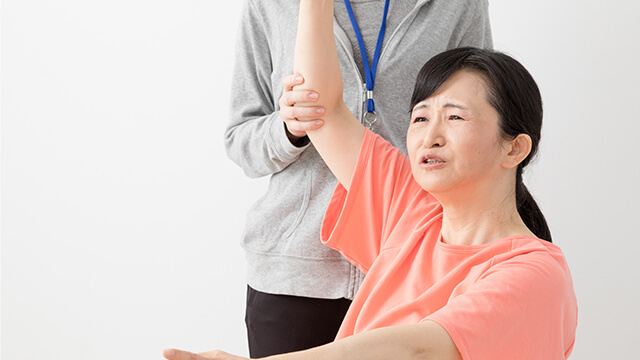 肩に挙上制限がある人