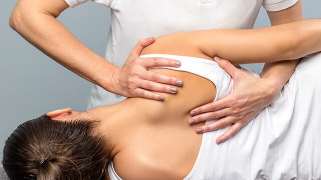 肩のもみほぐし